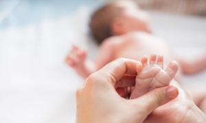 初生婴儿24小时没大便正常吗